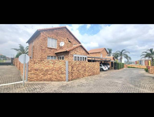 3 BEDROOM TOWNHOUSE FOR SALE IN AMBERFIELD